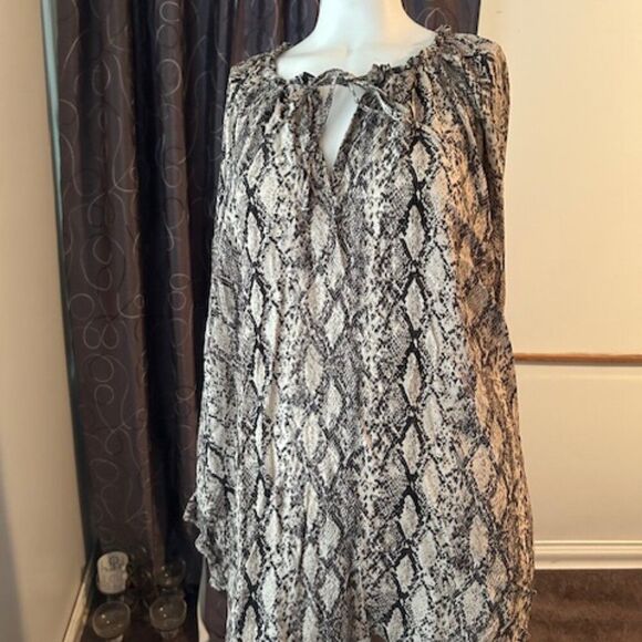 Ava & Viv Snakeskin print tie neck top, size 2X - Picture 1 of 5